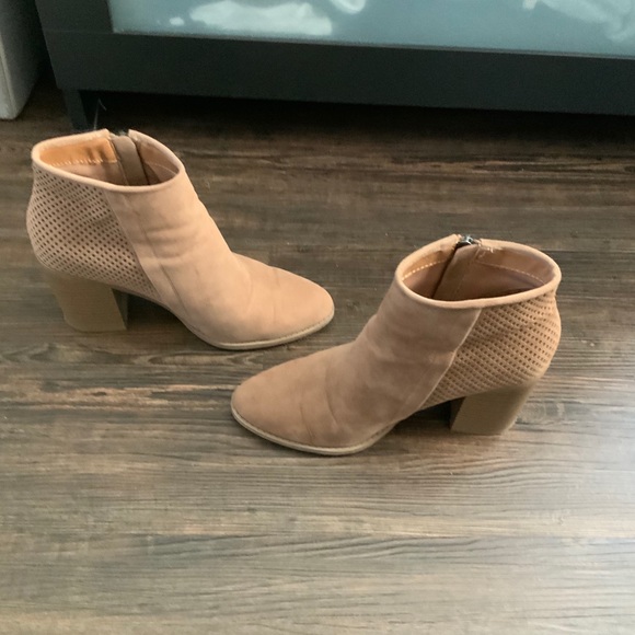 Boots - Picture 4 of 5